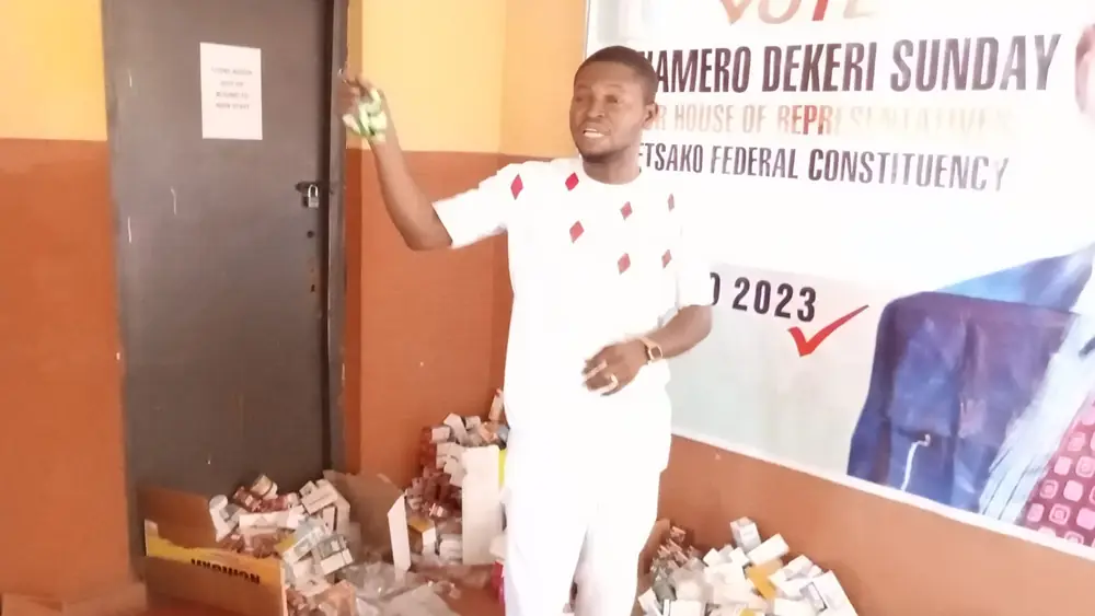 Hon Anamero Dekeri Distributes Drugs musical instruments (5)_r