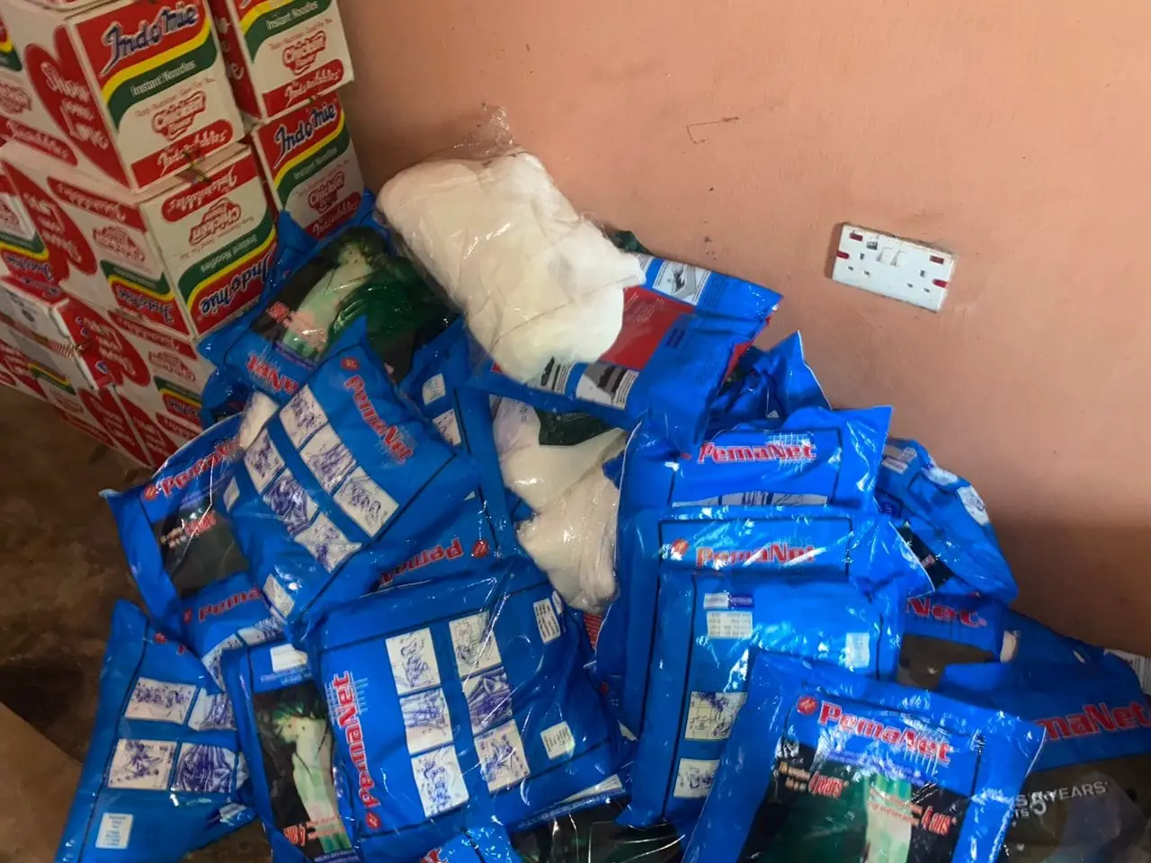 Hon Anamero Distributes Relief Materials (2)_r