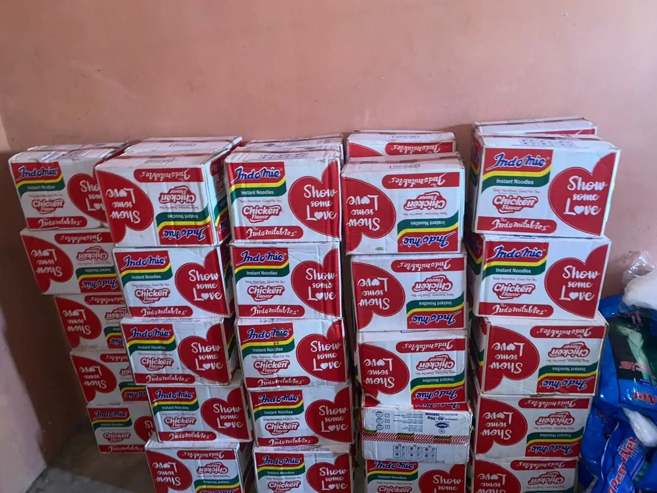Hon Anamero Distributes Relief Materials (3)_r