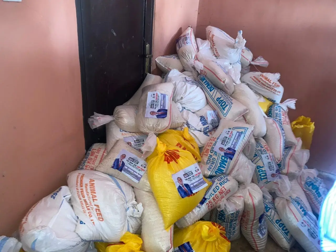 Hon Anamero Distributes Relief Materials (5)_r