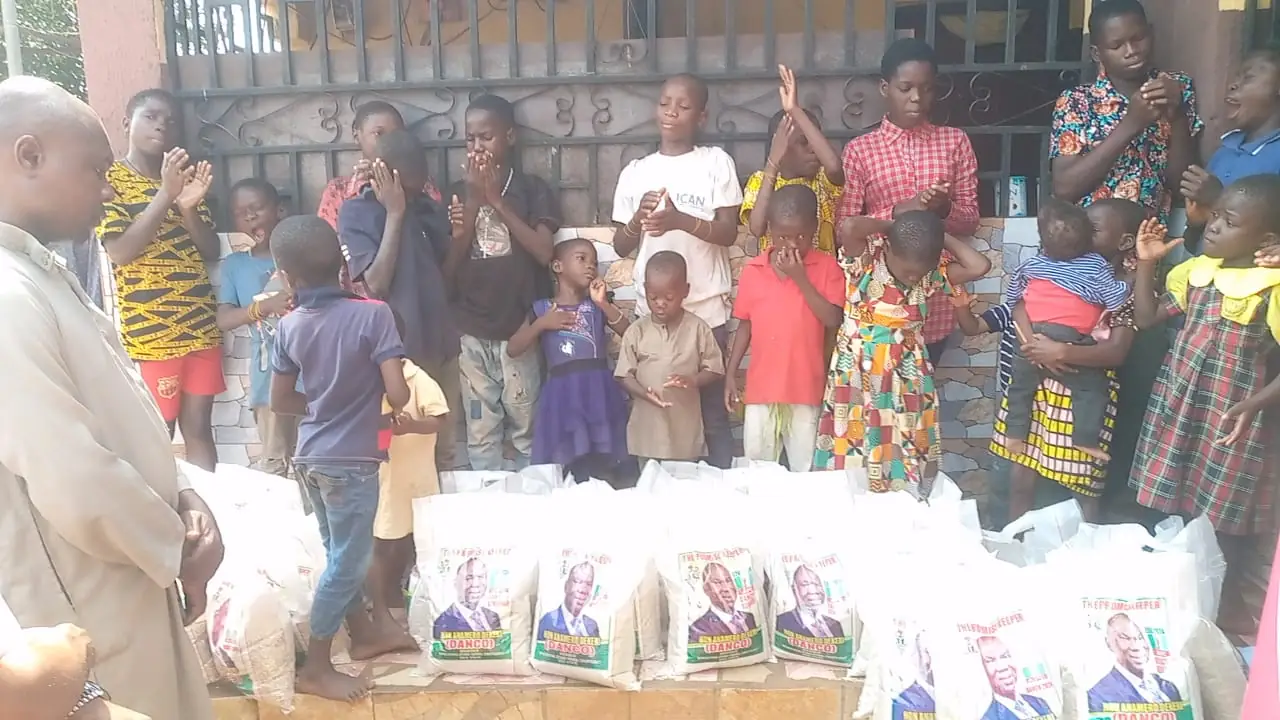 Hon Anamero distributes bags of rice to orphanages (1)_r