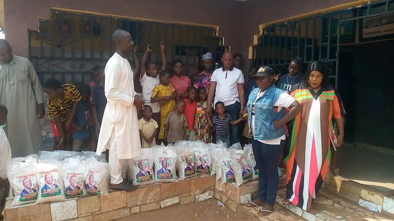 Hon Anamero distributes bags of rice to orphanages (3)_r