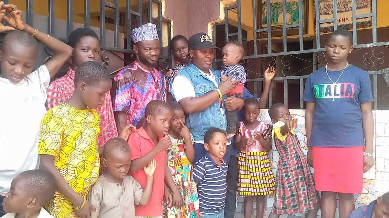 Hon Anamero distributes bags of rice to orphanages (4)_r