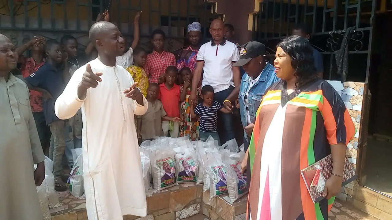 Hon Anamero distributes bags of rice to orphanages (5)_r