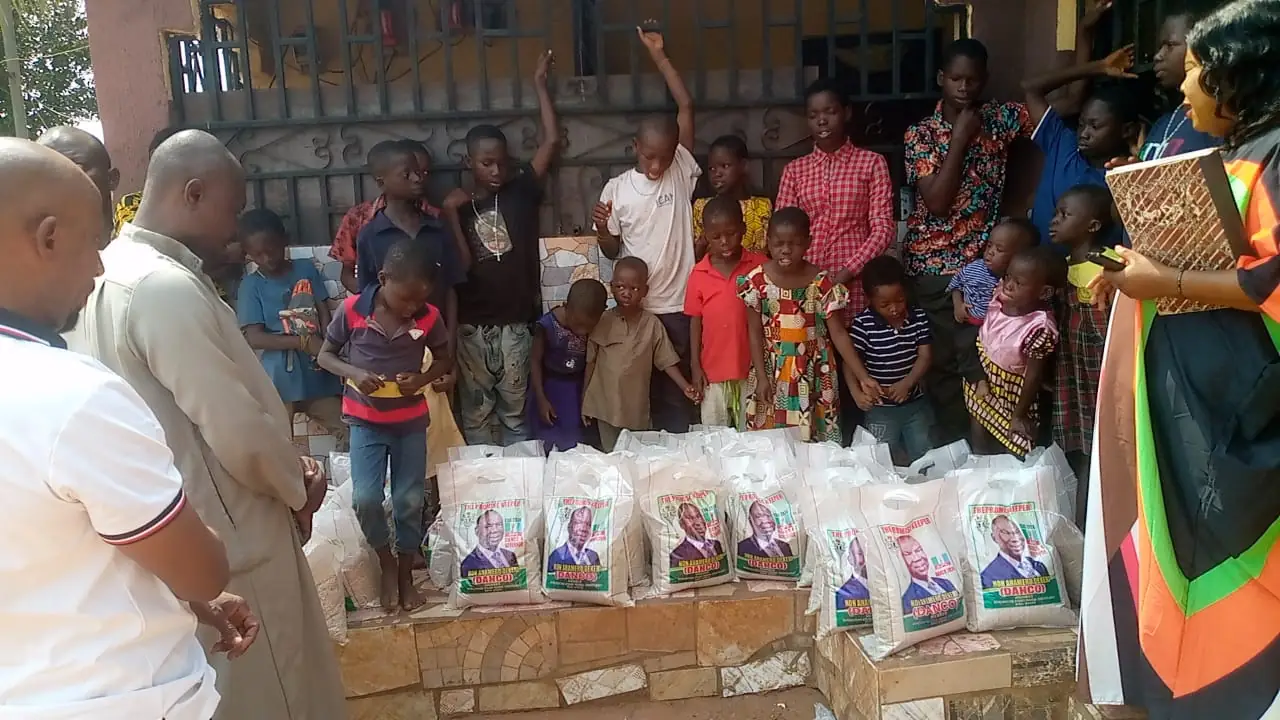 Hon Anamero distributes bags of rice to orphanages (6)_r