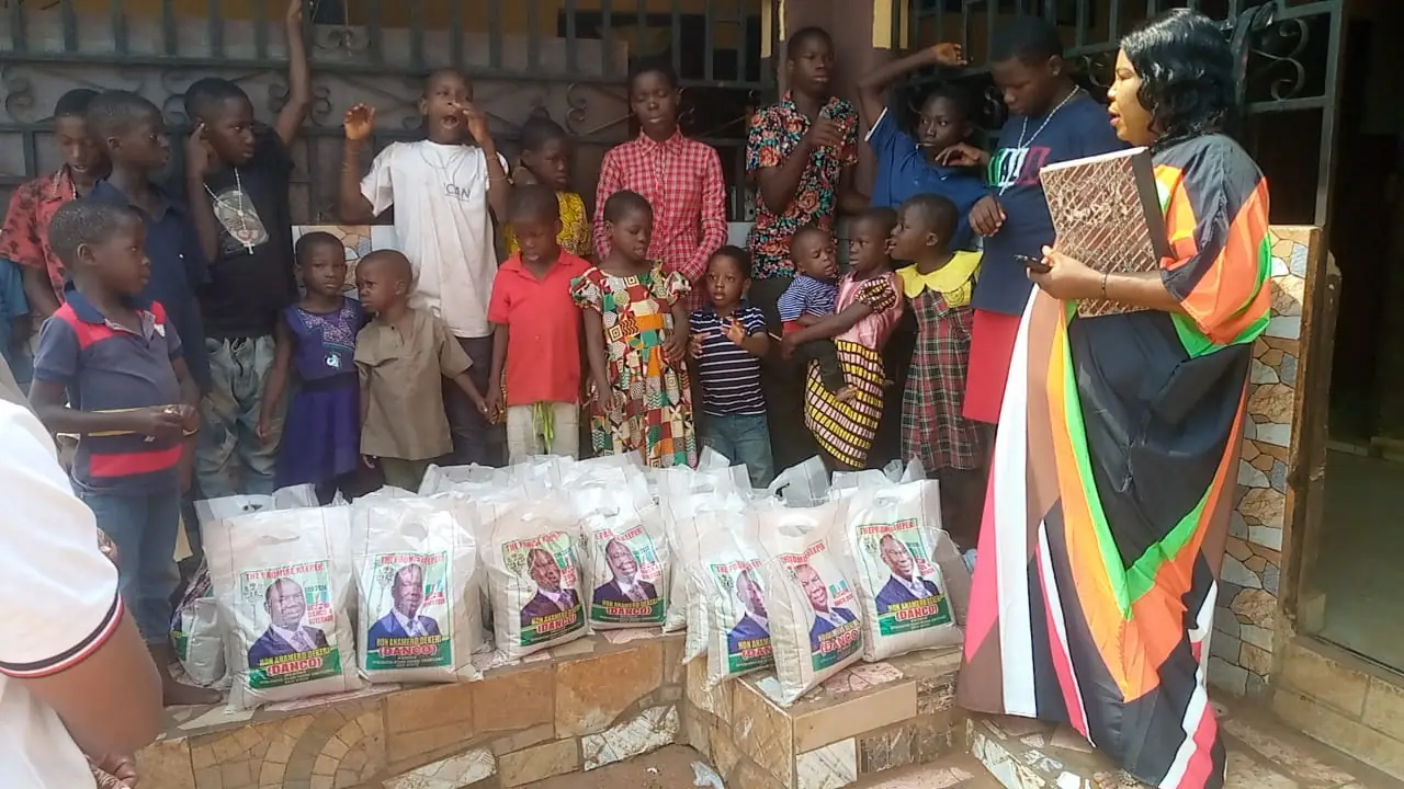 Hon Anamero distributes bags of rice to orphanages (7)_r