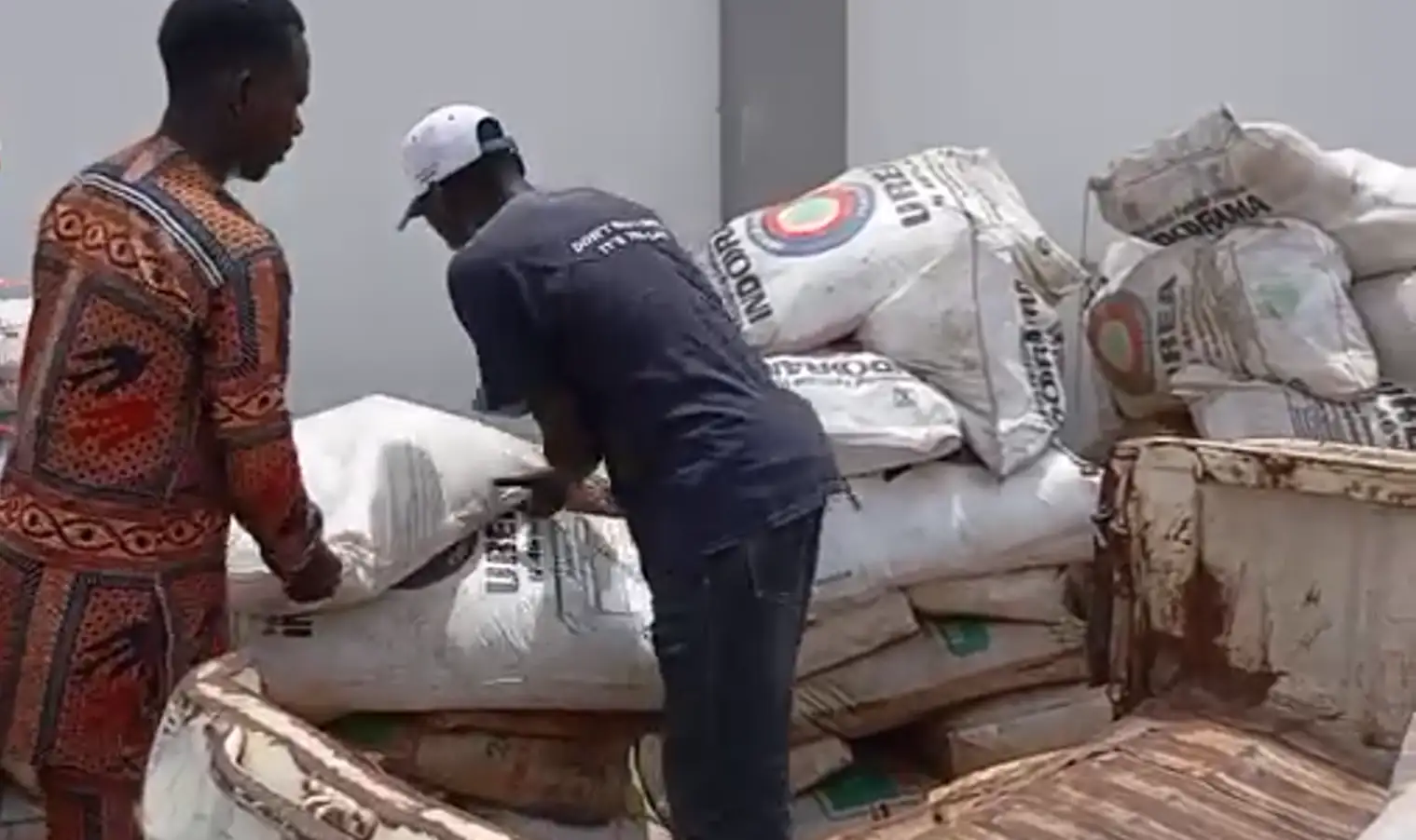 Fertilizer distribution to farmers in Etsako (1)_