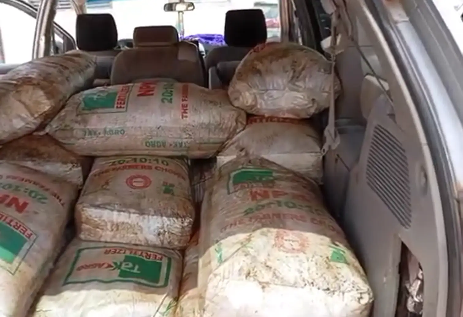 Fertilizer distribution to farmers in Etsako (2)_