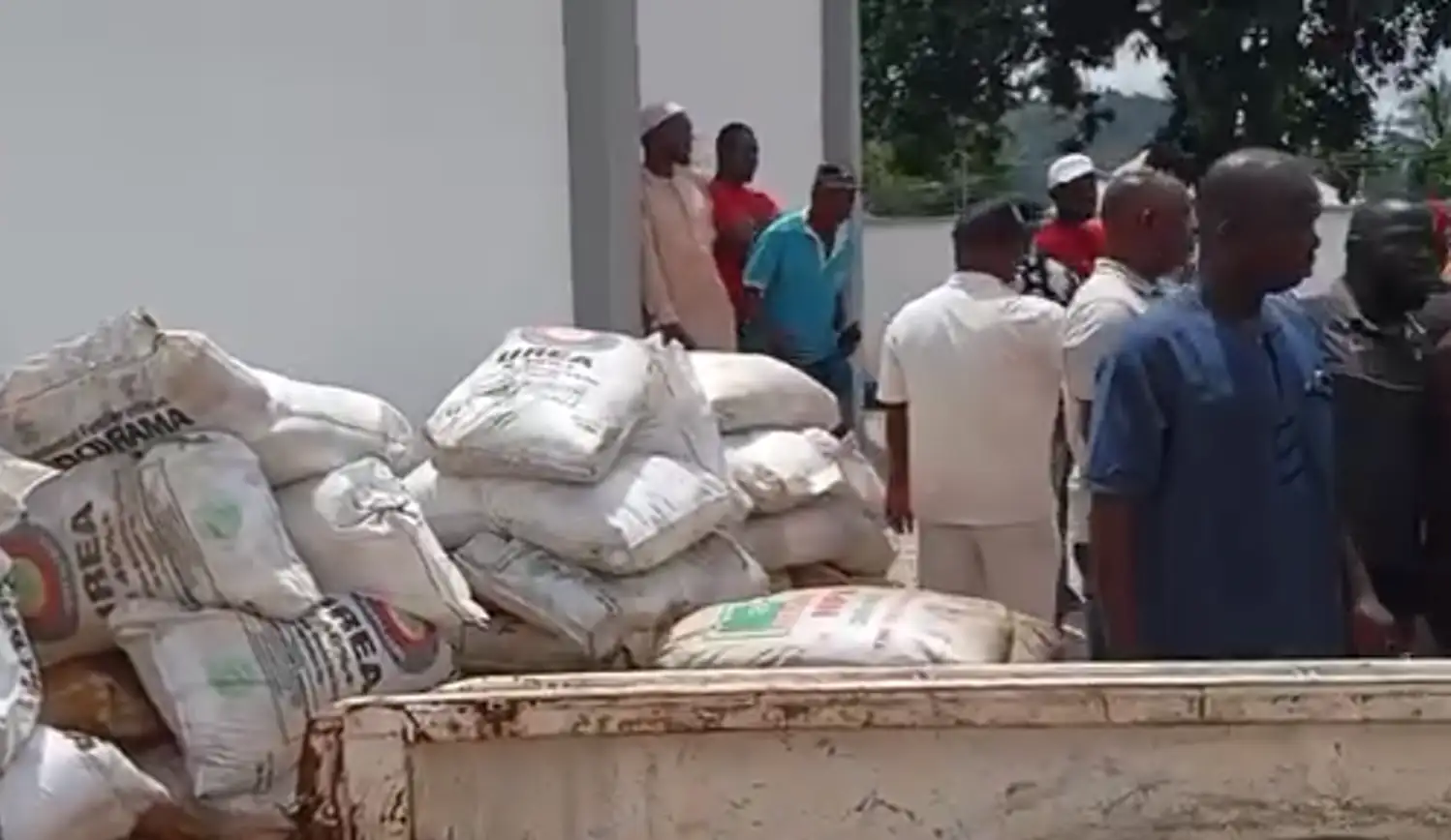 Fertilizer distribution to farmers in Etsako (4)_